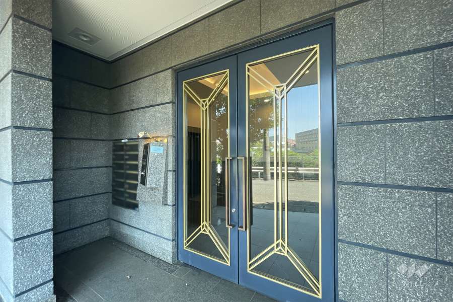 エントランスはオートロック付きです。