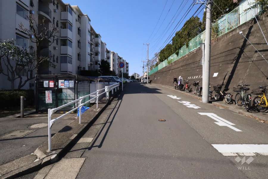 敷地北側の前面道路(東側から)