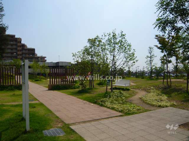 西側は公園に隣接しています。