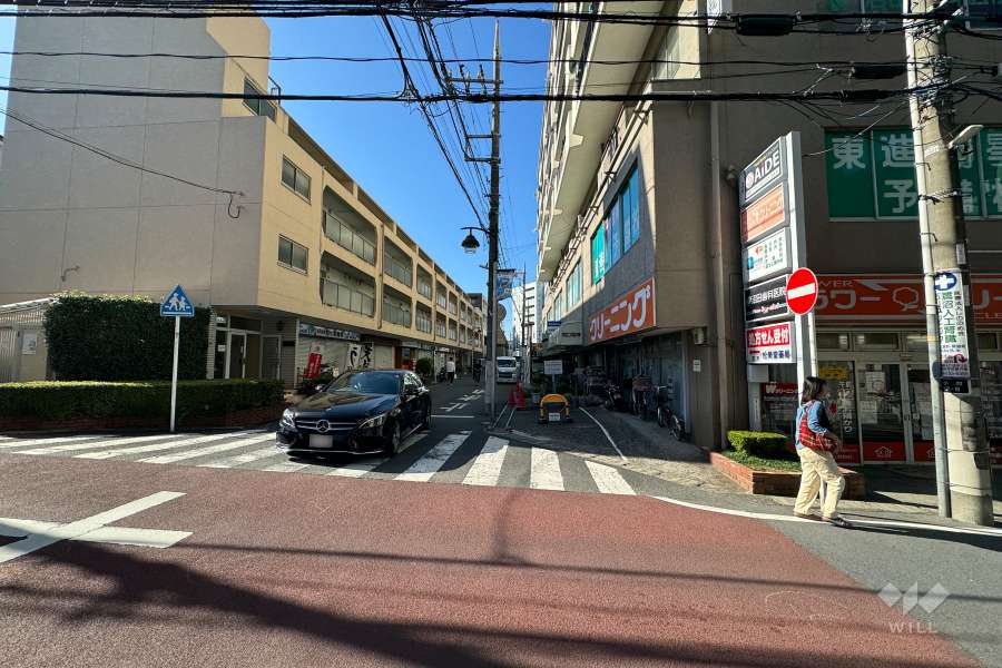 敷地の南側前面道路（東側から）