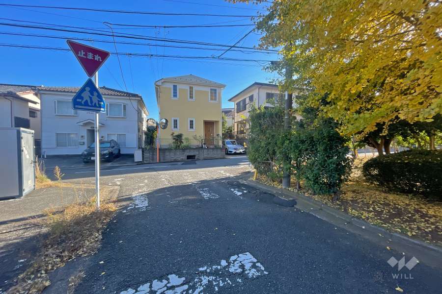 敷地東側の前面道路（北側から）