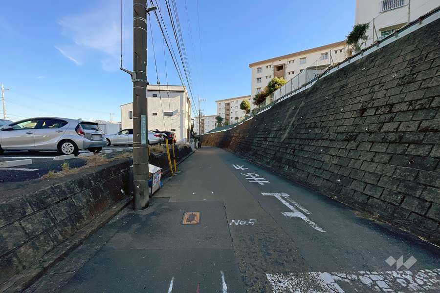 敷地の北東側の前面道路