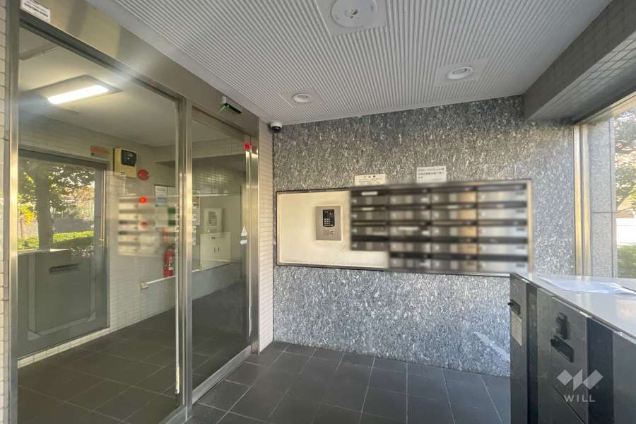 エントランスはオートロック付きです。