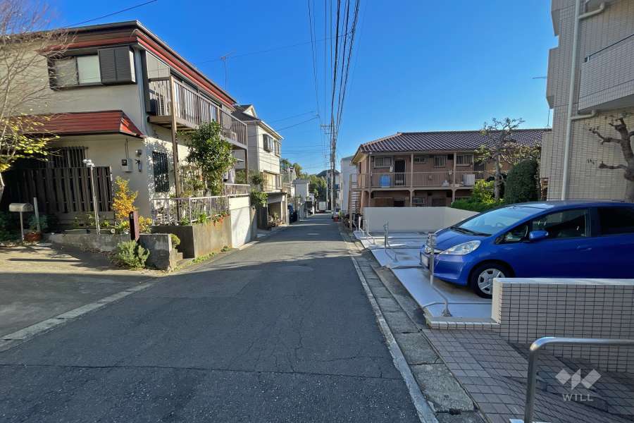 敷地東側の前面道路（北側から）
