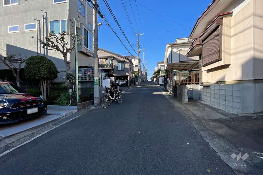 敷地東側の前面道路（南側から）