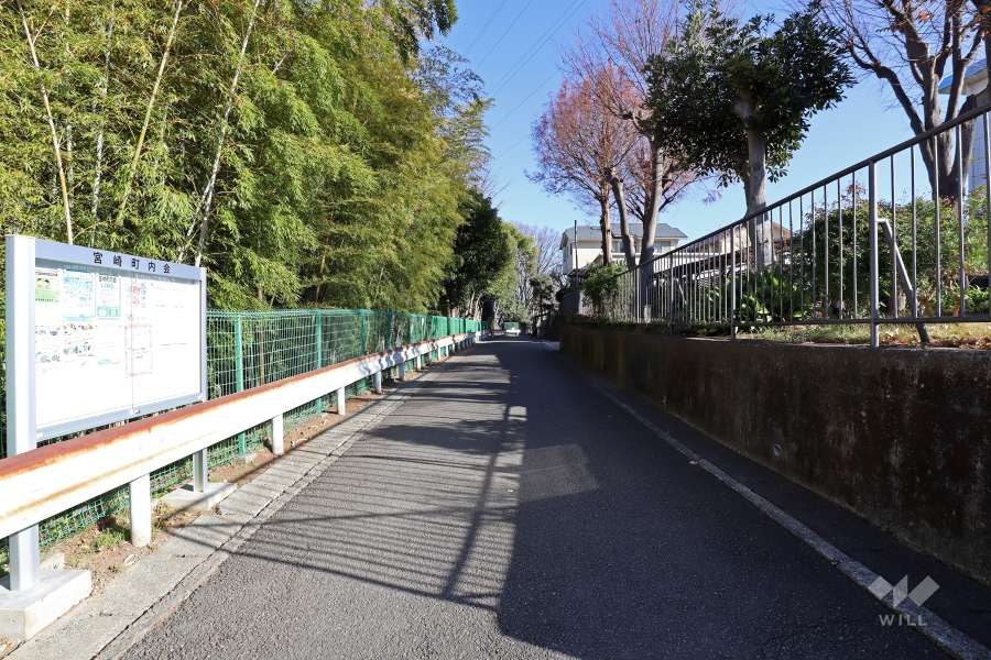 敷地北側の前面道路（西側から）