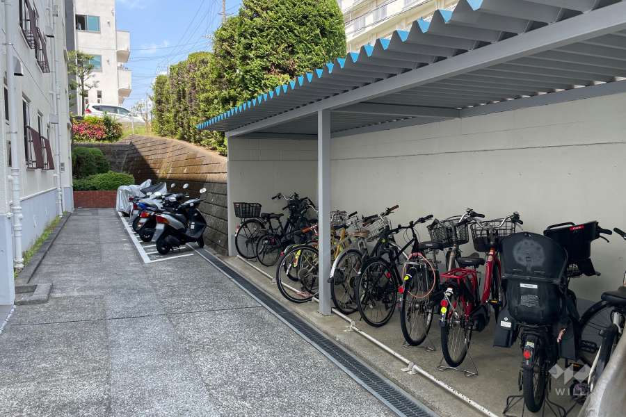 駐輪場とバイク置き場