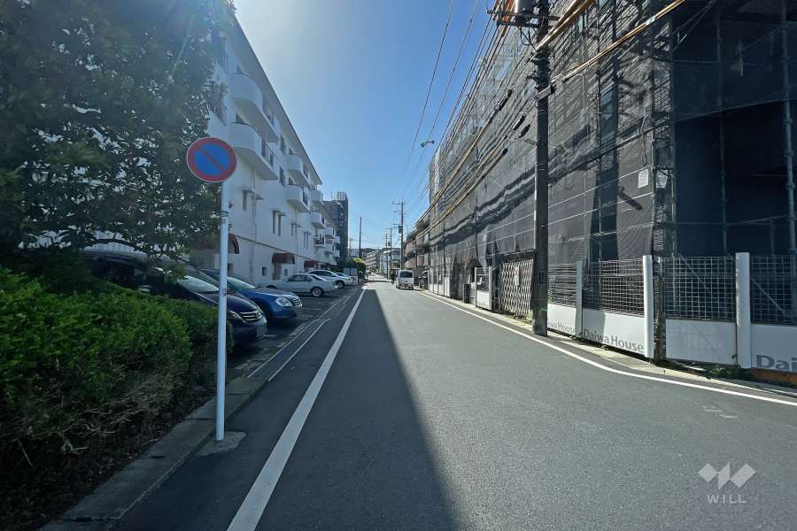 敷地北側の前面道路（東側から）