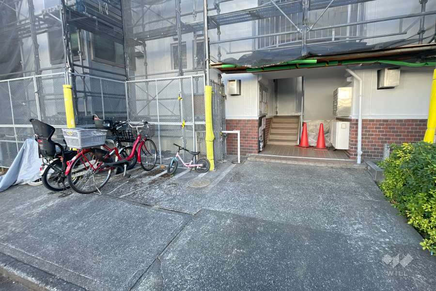 住戸入り口と駐輪スペース　