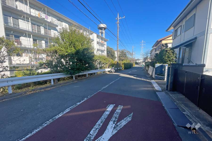 敷地北側の前面道路（東側から）-