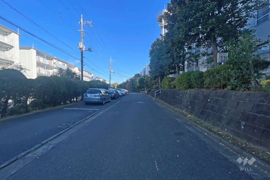 敷地南側の前面道路（東側から）-