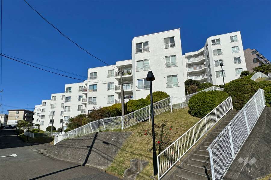 東急ドエル宮前平ビレジＡ棟の外観（南東側から）