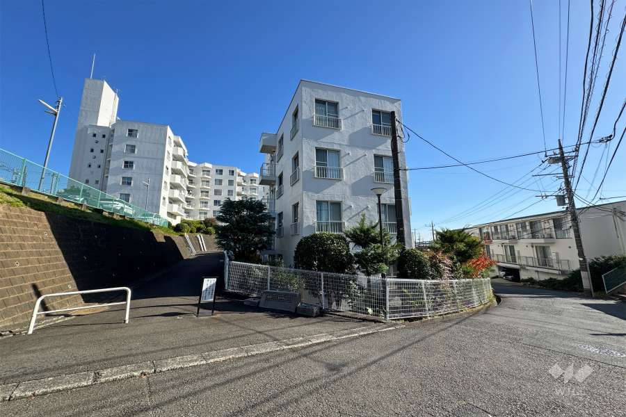 東急ドエル宮前平ビレジＡ棟の外観（西側から）