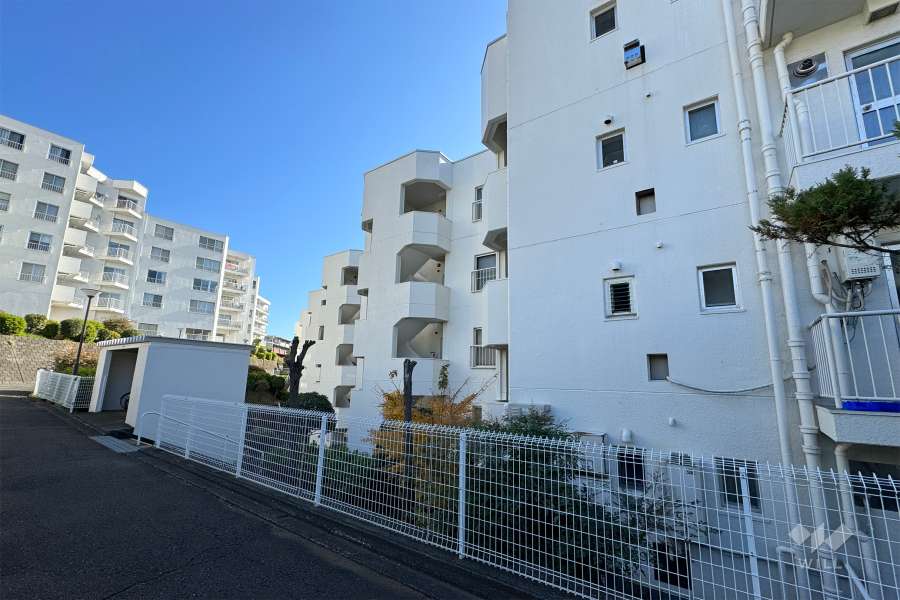 東急ドエル宮前平ビレジＡ棟の外観（北西側から）