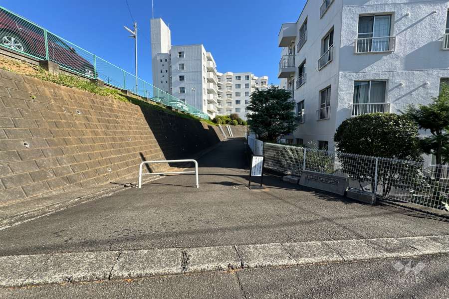 敷地北側の前面道路