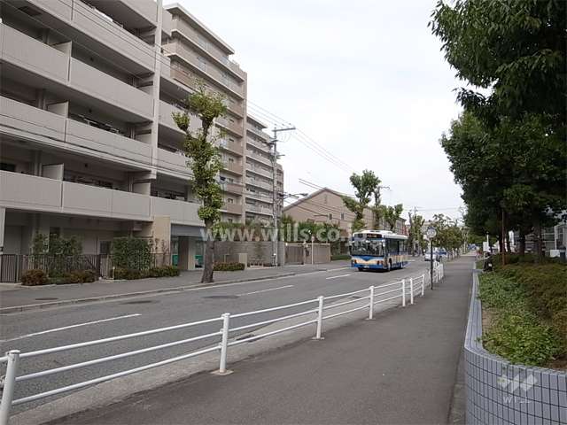 すぐ目の前にバス停があります。