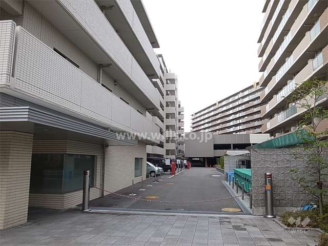 駐車場の入り口にはロボットゲートが設置されています。