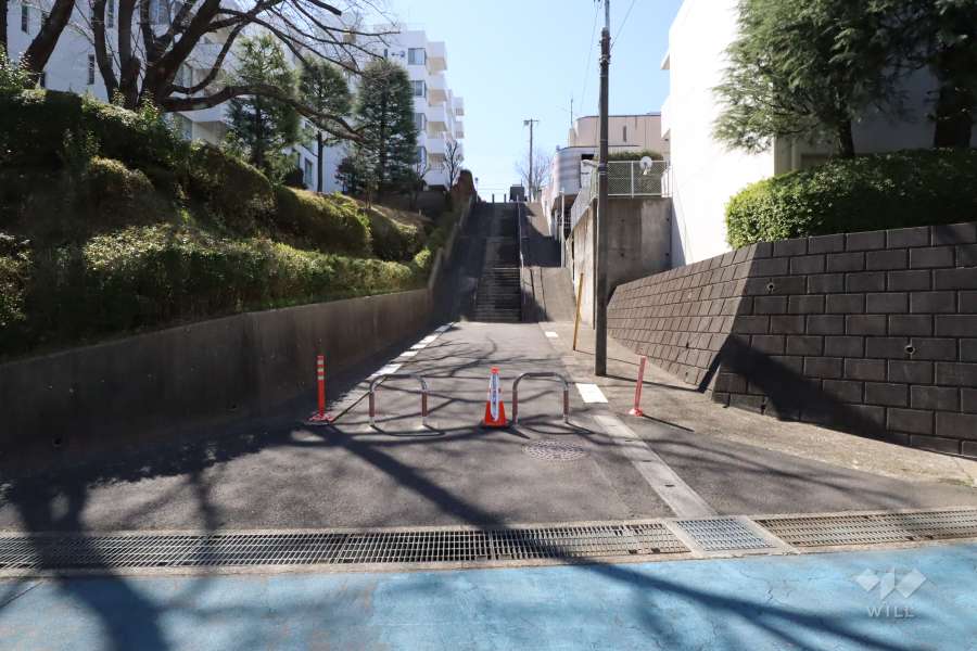 敷地西側の前面道路