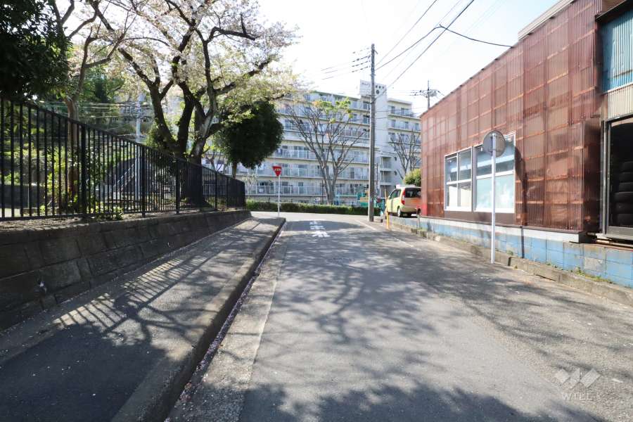 敷地北東側の前面道路