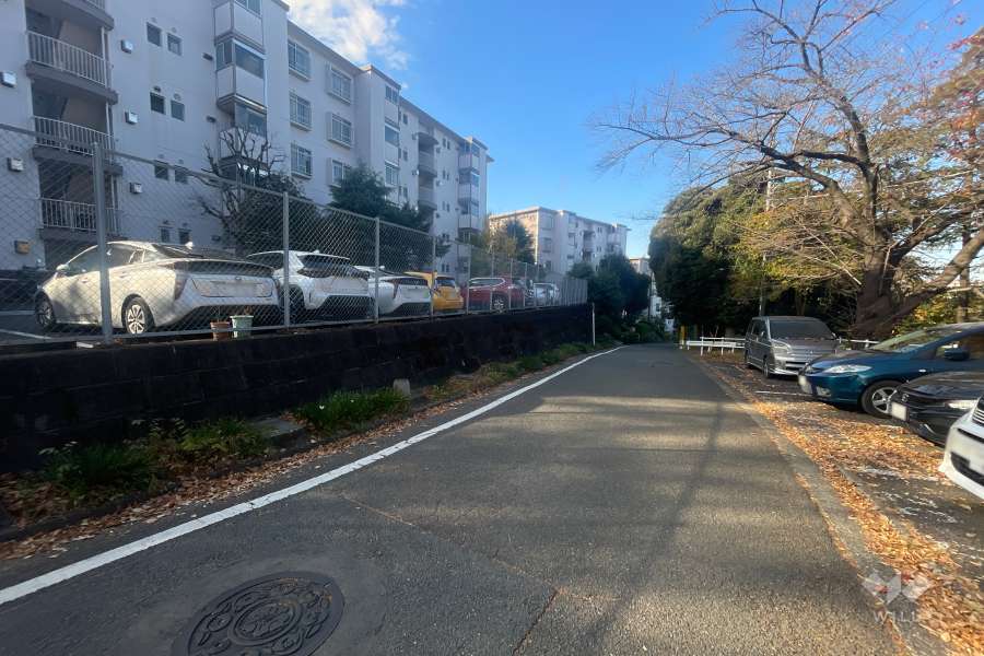 敷地の北側前面道路（東側から）