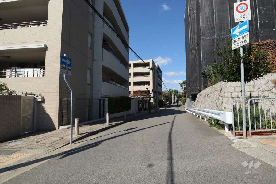 敷地東側の前面道路