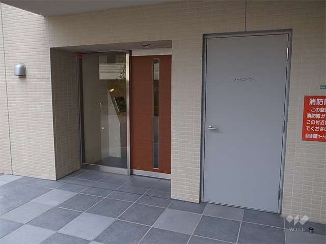 駐車場入り口にあるサブのエントランス