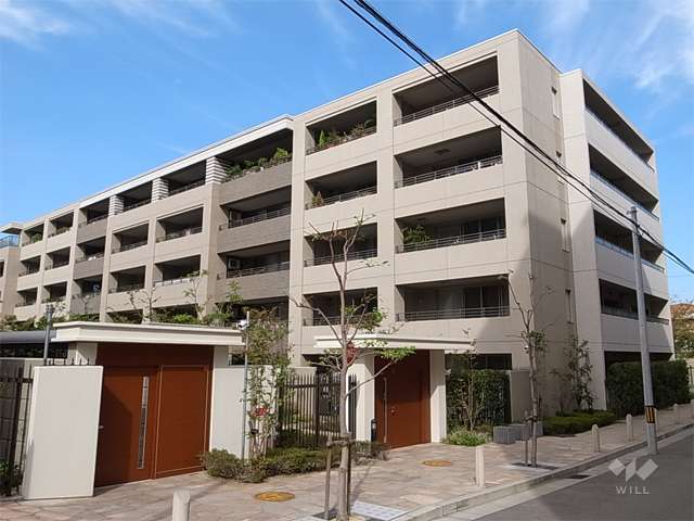 北側の棟（南東側から）　敷地の東側にもサブのエントランスがあります。