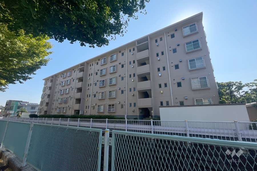 鷺沼メイプル1号棟の外観（北西側から）　　