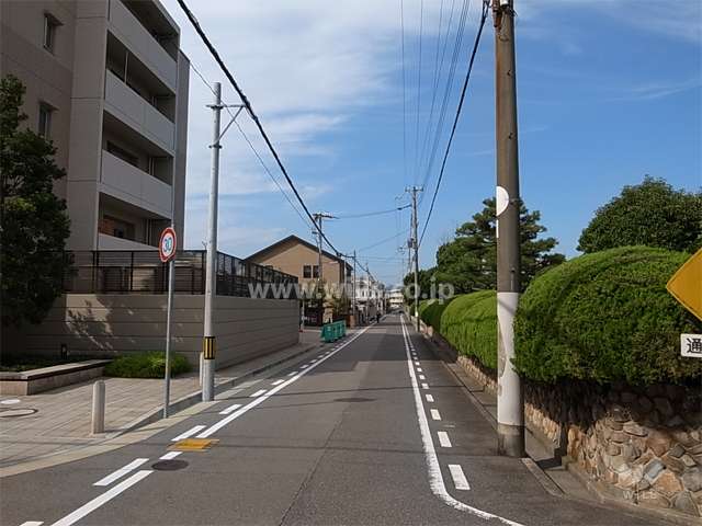 周辺は区画の整った住宅地です。