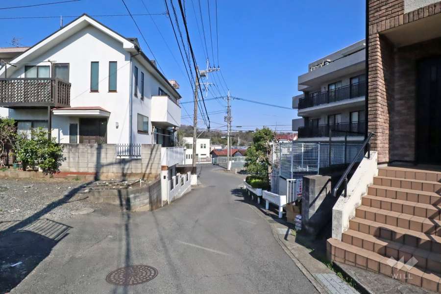 敷地南東側の前面道路（北東側から）