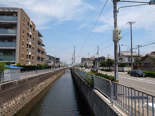 敷地東側には川を挟んで、4車線の通りがあります。