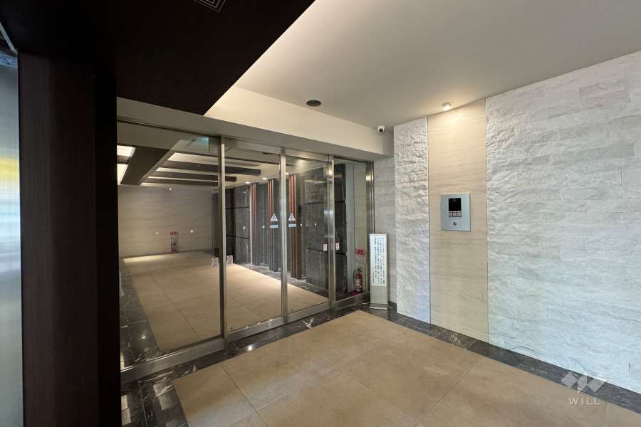 エントランスはオートロック付きです。