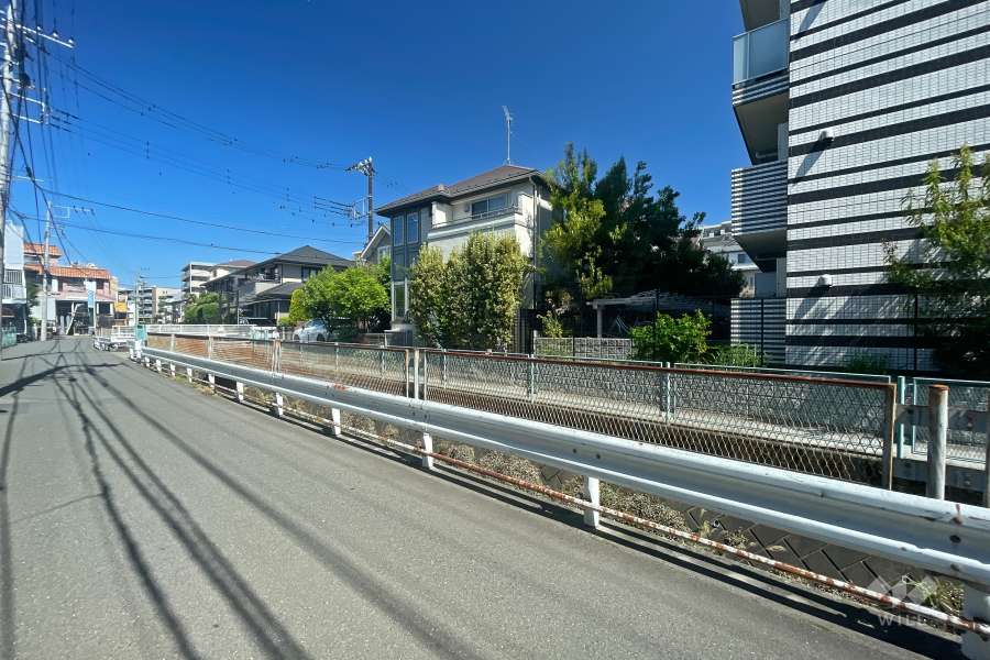 敷地南側の前面道路（東側から）