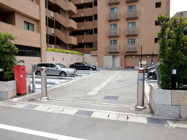 敷地内駐車場（屋外機械式）ロボットゲート付きです。