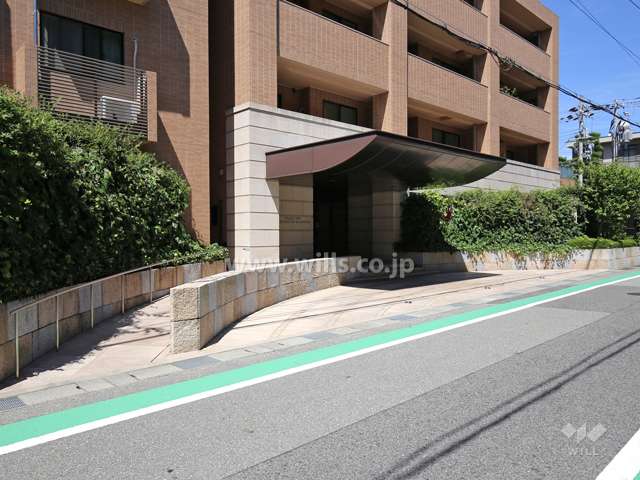 盛り砂をイメージした黒い円錐のオブジェ