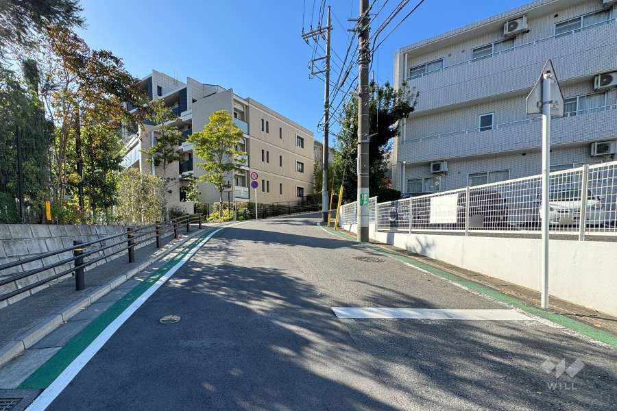 敷地の北西側前面道路（北東側から）