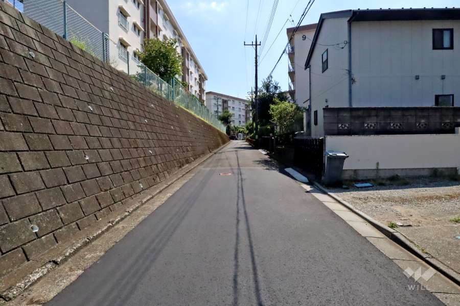 敷地の北西側前面道路