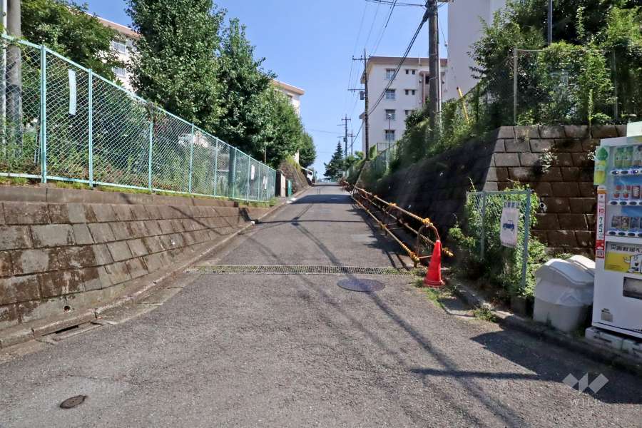 敷地の南西側前面道路