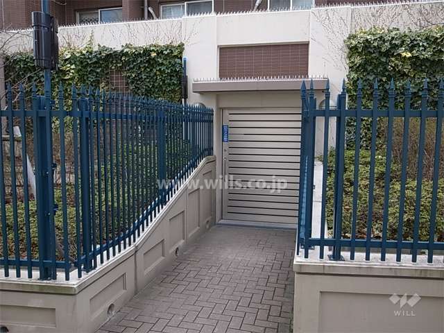 駐輪場入口（扉付き　屋内）