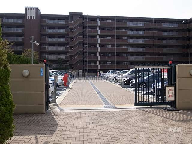 駐車場出入り口に電動ゲートが設置されています。
