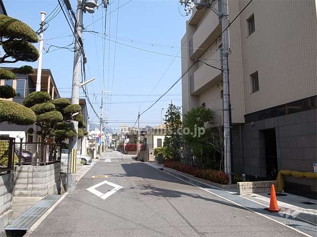敷地西側の前面道路。