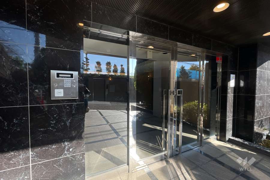 エントランスはオートロック付きです。