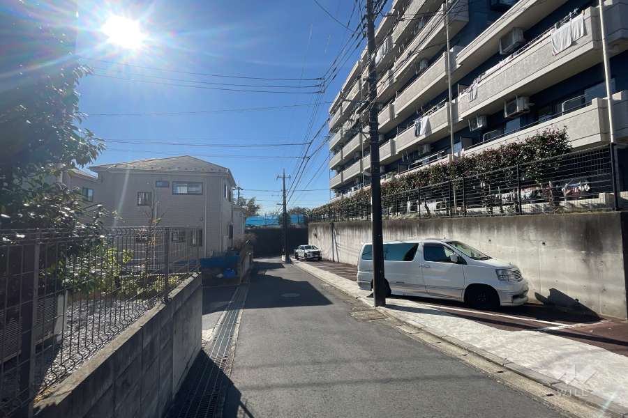 敷地東側の前面道路（北側から）