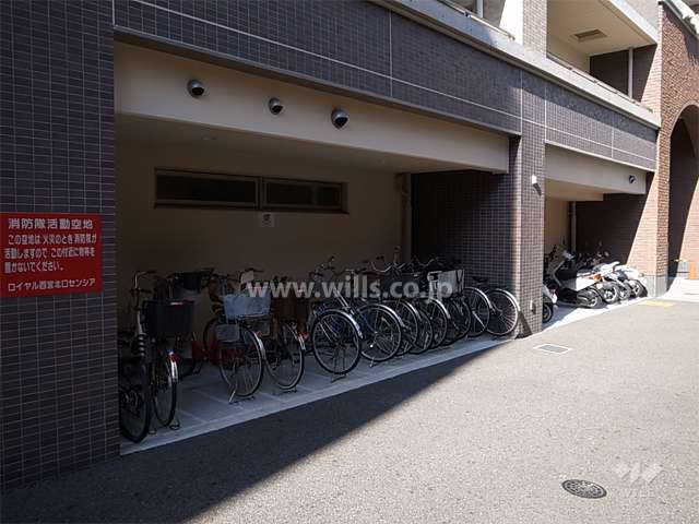 駐輪場とバイク置き場