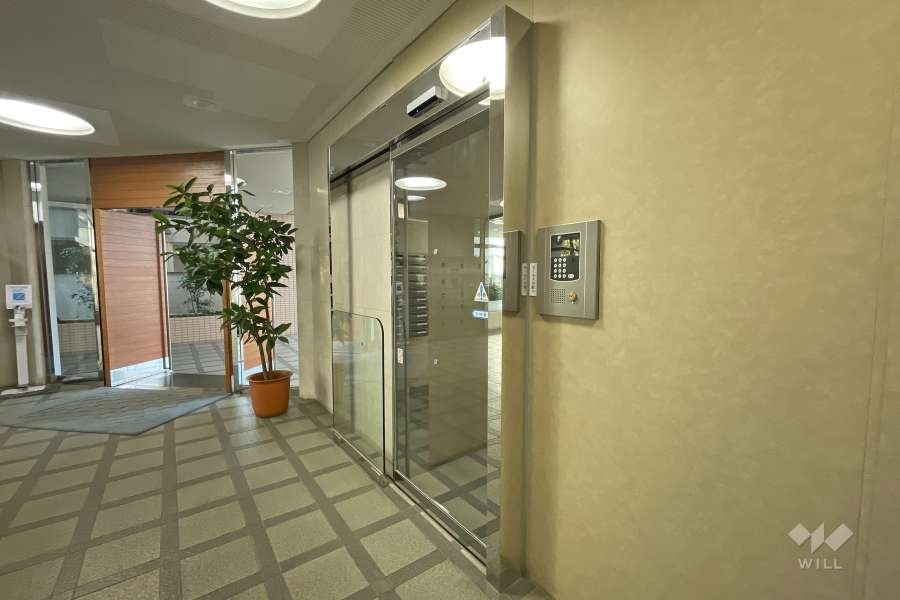 エントランスはオートロック付きです。