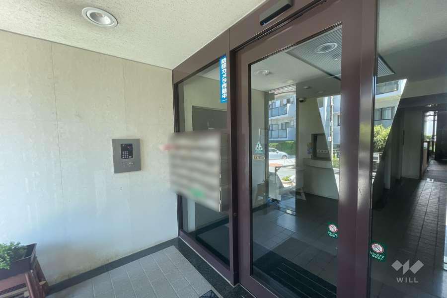 エントランスはオートロック付きです。