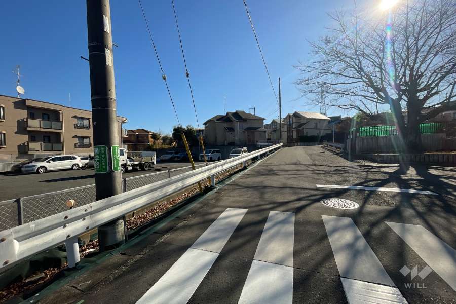敷地南西側の前面道路（北西側から）