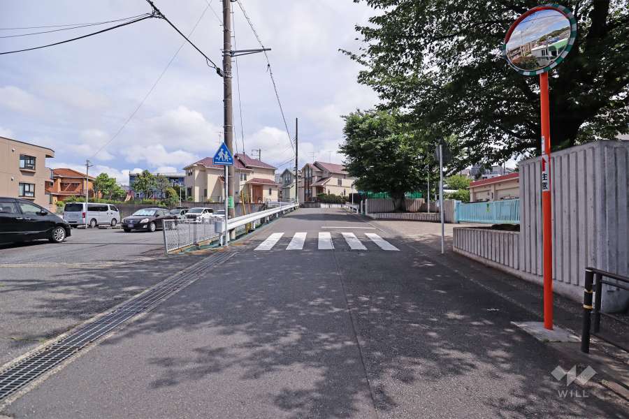 敷地南西側の前面道路(北西側から)