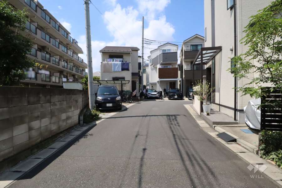 敷地東側の前面道路(南側から)