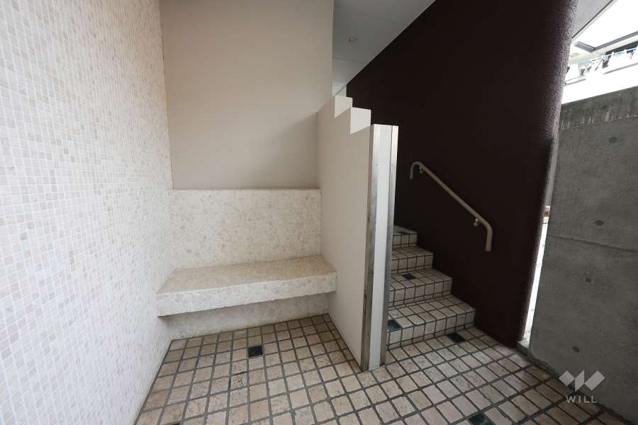 駐車場横のベンチ